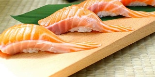 木盘上的生鱼片寿司-日式料理