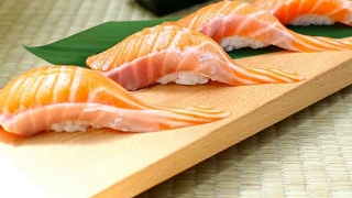 木盘上的生鱼片寿司-日式料理视频素材模板下载