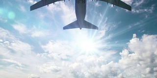 飞机飞过晴朗的日子，蓝天。循环录像。阿尔法通道