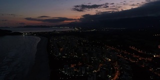 里维埃拉Sao Lourenco海滩的夜晚，圣保罗，巴西