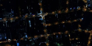 顶视图十字路口，屋顶和照明街道