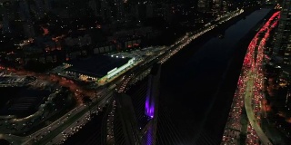 鸟瞰图的边缘Pinheiros和Estaiada桥在晚上在圣保罗，巴西