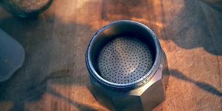 在家里用传统的咖啡壶喝一罐咖啡