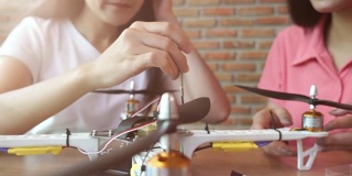女孩开发一个DIY电子无人机