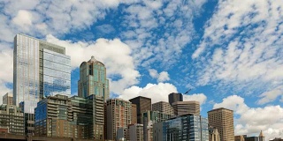 移动的云和天空在西雅图城市景观与高速公路交通4k时间流逝