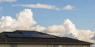 屋顶安装太阳能电池板系统的家庭上空的云的时间间隔为4k