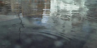 下雨时在柏油路上踩水坑