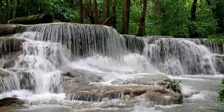 热带雨林中的怀美卡明瀑布
