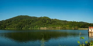 4K时间的湖泊风景美丽的风景与蓝天和白云在泰国普吉岛，第二部分