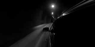 一辆汽车高速通过隧道的4K黑白视频