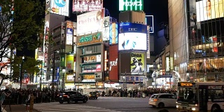 东京涩谷区，行人穿过人行道