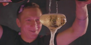 侍者倒香槟在杯子在金字塔的慢动作，特写
