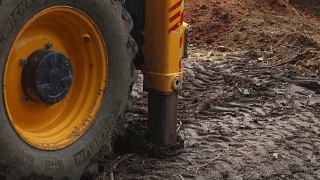 挖掘机作业和挖土为新的电力线路。视频素材模板下载