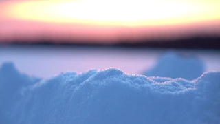 DOF:黎明时分，一堆在雪地上闪闪发光的雪视频素材模板下载