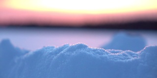DOF:黎明时分，一堆在雪地上闪闪发光的雪