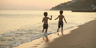 孩子们在沙滩上玩耍，高清慢镜头