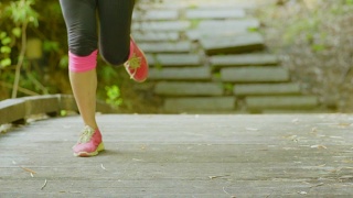 健康女性在公园户外跑步视频素材模板下载