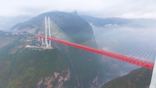 悬索桥鸟瞰图连接之间的山，g徽州，中国视频素材模板下载