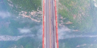 令人惊叹的北盘江大桥连接之间的山，最高的桥，g惠州，中国，空中俯瞰
