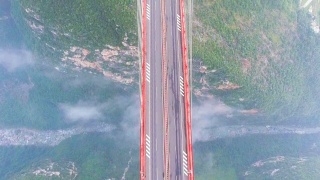 令人惊叹的北盘江大桥连接之间的山，最高的桥，g惠州，中国，空中俯瞰视频素材模板下载