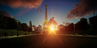 日落时巴黎埃菲尔铁塔的美景