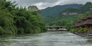 4K延时:度假木屋漂浮和山雾在桂河在sai yok，北碧府，泰国