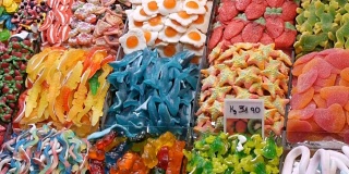 西班牙食品市场的大柜台上有各种各样的糖果。甜糖果果冻糖果棒棒糖混合零食糖