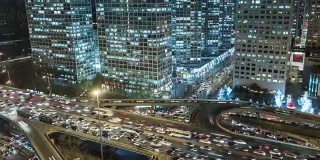 T/L PAN鸟瞰图多个高速公路在夜间高峰时间的交通/北京，中国
