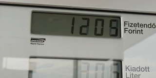 汽油泵表液晶显示计数作为汽车加油，测量升和收费在欧元