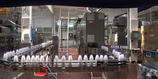 乌克兰一家现代乳制品工厂的奶瓶生产线