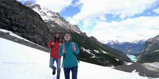 一对年轻夫妇在加拿大的冰川上散步