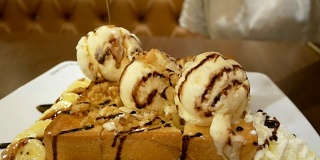 法式蜂蜜吐司甜点配冰淇淋和蜂蜜糖浆——室内餐厅场景
