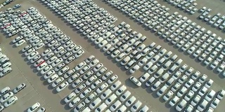 图片:在工业港停车场，一堆等待出售的全新汽车