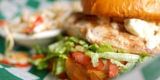 餐厅餐桌上的鸡肉三明治的特写