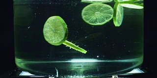 4k玻璃在水中滴酸橙水果