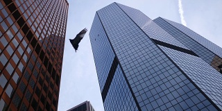 在匹兹堡市中心建立高大的现代摩天大楼的镜头