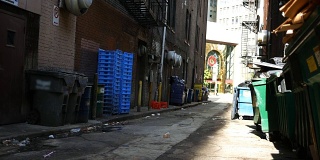 白天拍摄的市区萧条的巷子