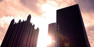 在美丽的琥珀色日落中，匹兹堡市中心的电影般的摩天大楼