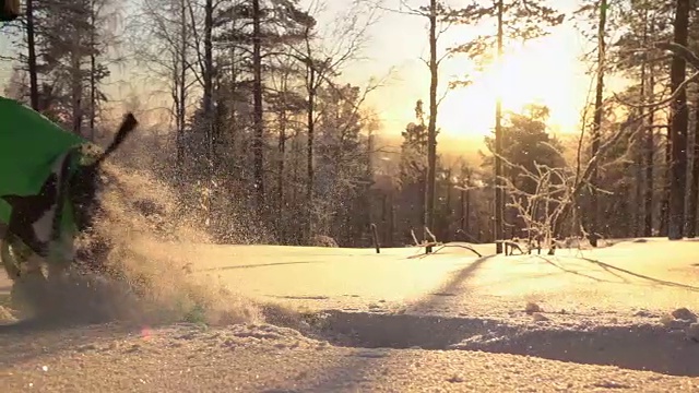 近距离观察:在金色的日出下，踩着雪鞋穿过Finish偏远地区的新雪