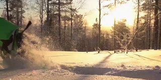 近距离观察:在金色的日出下，踩着雪鞋穿过Finish偏远地区的新雪