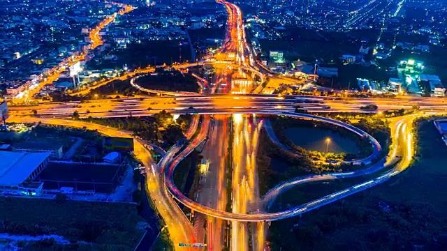 夜间城市景观和高速公路交通的延时鸟瞰图。4 k