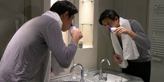 男人在家里使用鼻腔冲洗预防他的慢性疾病