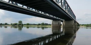 易北河景观紧邻Tangermuende河与铁路桥(德国)。