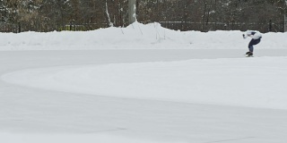 运动员在室外溜冰场进行速滑