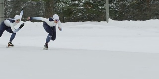 女运动员在冬季进行速度滑冰