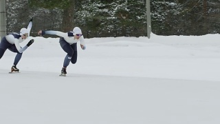 女运动员在冬季进行速度滑冰视频素材模板下载