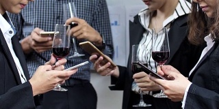 商务人士使用电话和敬酒杯庆祝，葡萄酒时间