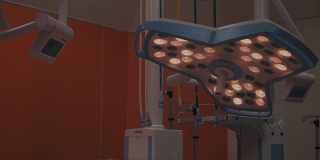 手术室灯亮，向上倾斜
