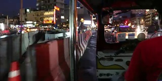 游客在曼谷骑嘟嘟车