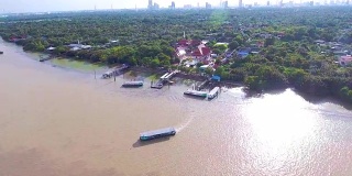 鸟瞰图码头和社区附近的河流，曼谷，泰国